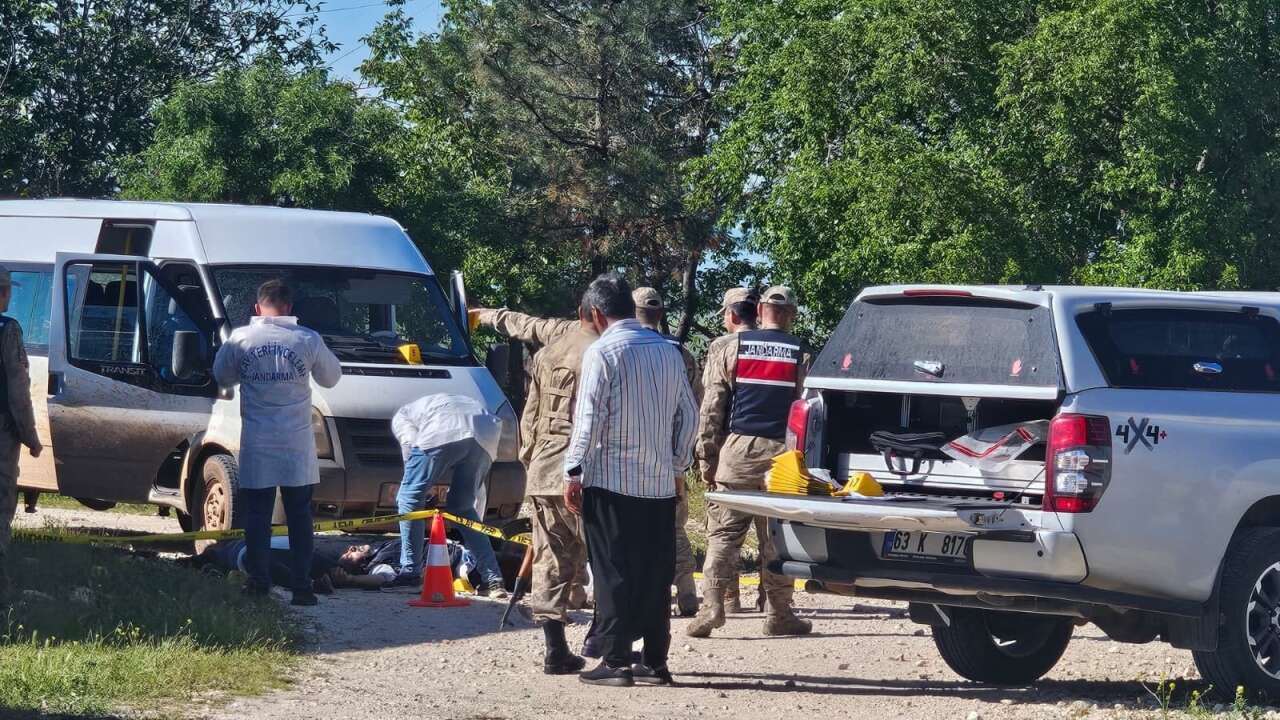 Husumet silahlı kavgaya dönüştü! 3 ölü var 5